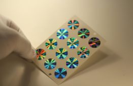 KTU mokslininkų kūrinys: inovatyvios hologramos su nanodalelėmis ir programėlė jų stebėjimui