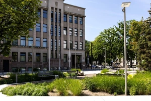 KTU centrinių rūmų fasadas su pagrindiniu įėjimu ir aikšte šalia