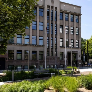 Kauno technologijos universiteto centrinių rūmų pastato fasadas apsuptas žalumos.