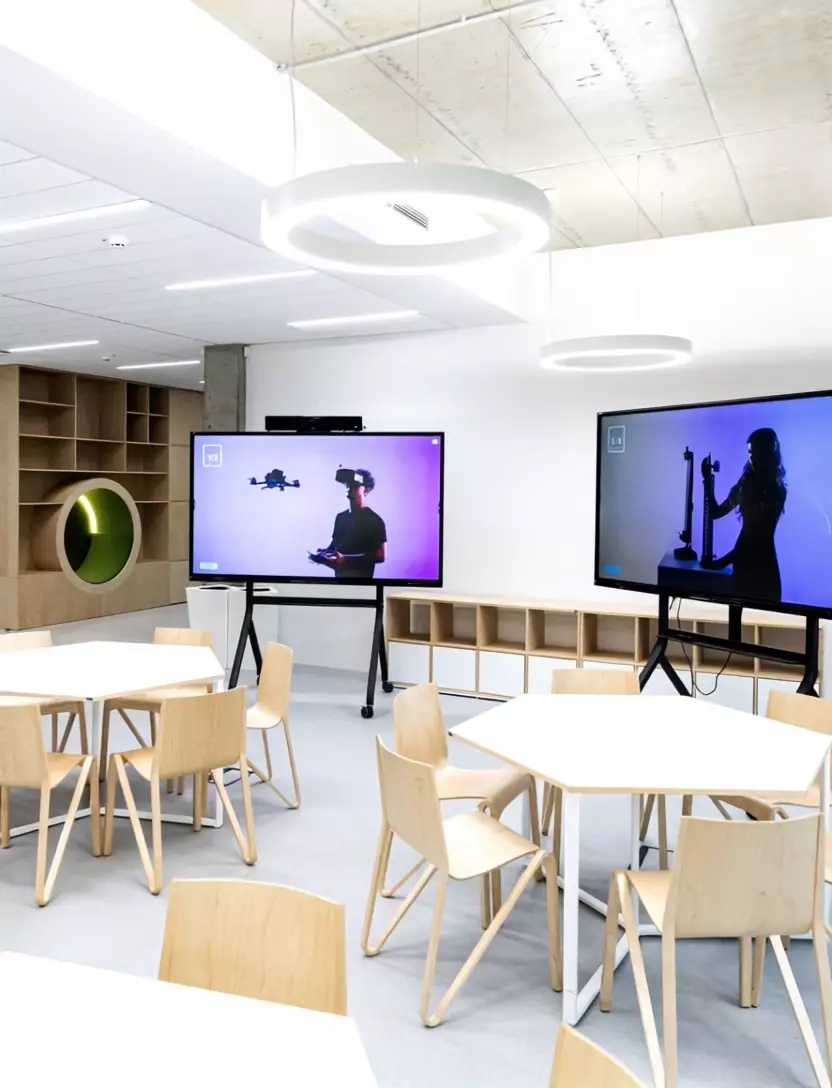 Šiuolaikiškai įrengta „Young-Lab“ erdvė KTU skirta paskaitoms ir kūrybiškoms diskusijoms – neseniai renovuota, ji pasižymi inovatyviu dizainu, pritaikytu šiuolaikinėms studijų reikmėms. Tai vieta, kur teorija virsta įkvepiančiu praktiniu žinių taikymu.