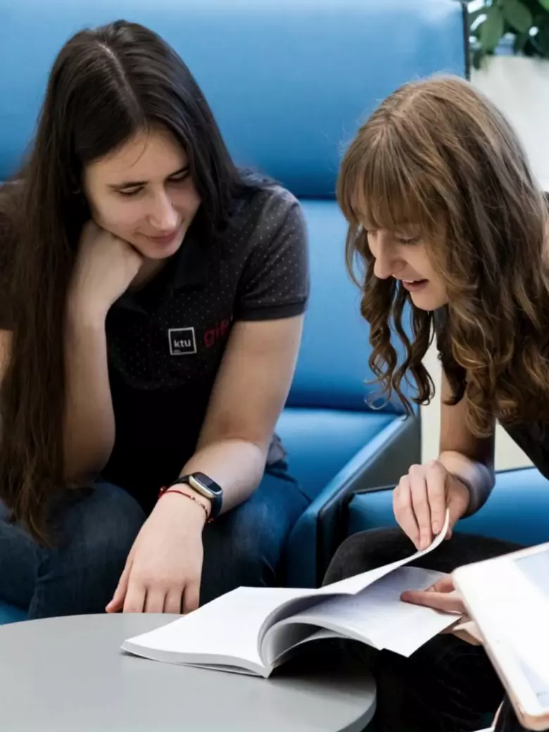 Studentų grupė dirba kartu prie užduoties – tai atspindi stiprią KTU bendruomenę, kurioje studentai palaiko vieni kitus ir kartu siekia rezultatų. Bendradarbiavimas yra neatsiejama studijų dalis.