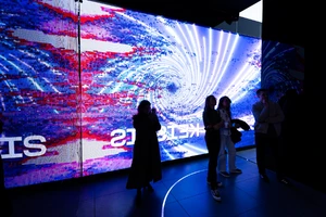 kur stoti, kelionė į save spalvingo led ekrano fone matyti tamsios 3 žmonių figūros simbilizuojančios besirenkančius kur stoti