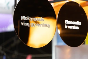 metalinės iškabos kabančios virš stendų stusijų mugėse rodančios, kad KTU socialinių, humanitarinių ir menų krypčių magistrantūros studijos yra perspektyvios.