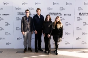 John Kazickas su stipendijas laimėjusiais KTU studentais