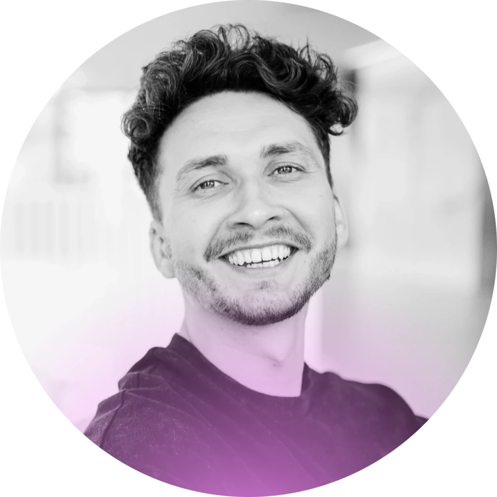 Lukas Keraitis Portretinė nuotrauka – paskaitos lektorius Lukas Keraitis, technologijų apžvalgininkas ir turinio kūrėjas. Jaunas vyras banguotais tamsiais plaukais, dėvintis tamsiai violetinį džemperį. Jis plačiai šypsosi, žiūri į kamerą. Portretas apskritas, fonas šviesus, portreto apačioje – purpurinis gradientas.