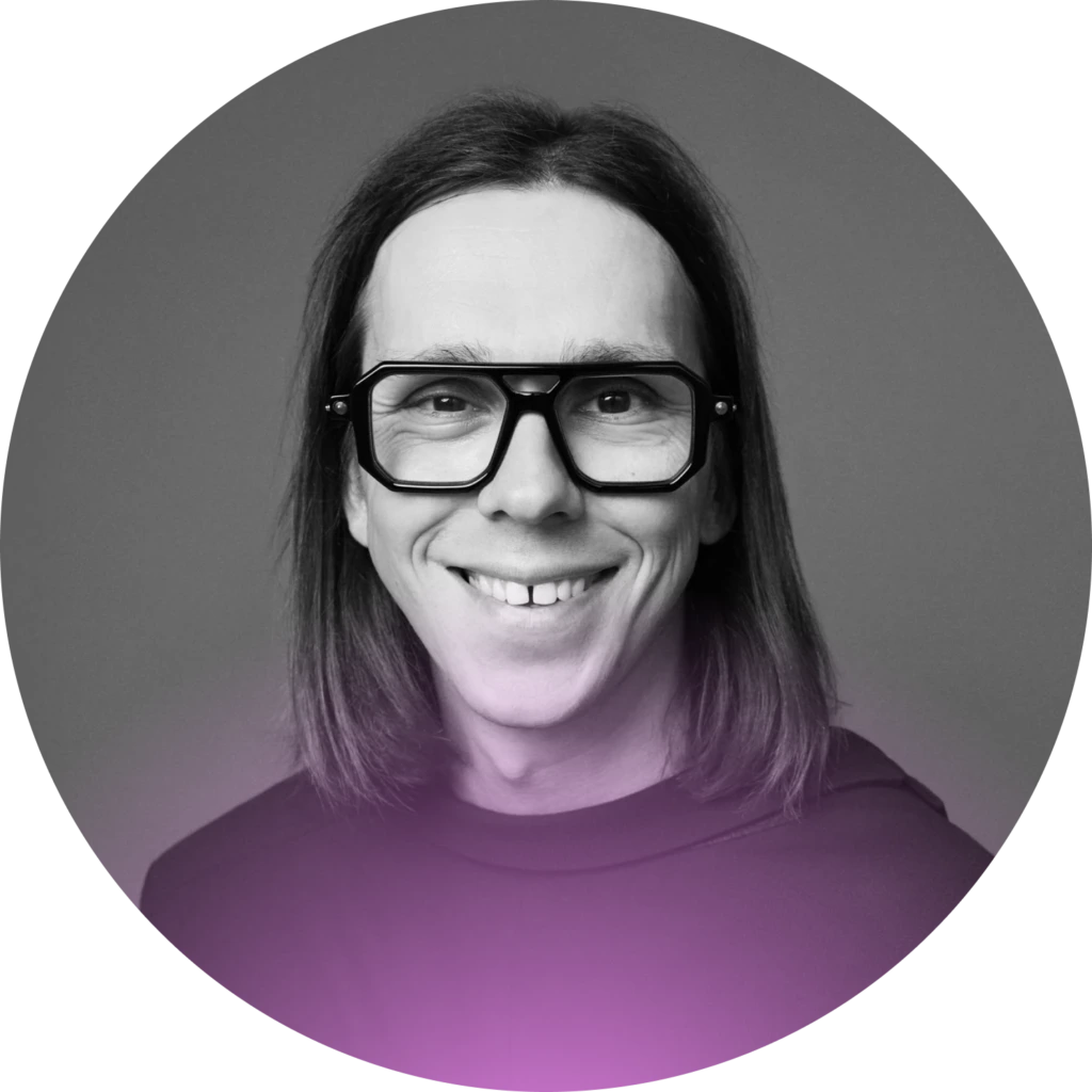 Saulius Baradinskas Portretinė nuotrauka – paskaitos lektorius Saulius Baradinskas, kino režisierius ir scenaristas. Jaunas vyras šviesiais plaukais, vilkintis violetinį megztinį, dėvintis tamsius akinius. Jis šypsosi, žiūri tiesiai į kamerą. Portretas apskritas, fonas neutralus, apačioje – purpurinis gradientas.