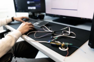 Nematoma technologijų evoliucija – KTU studentai inovacijas keičiančias medžiagas kuria jau nuo pat pirmų dienų