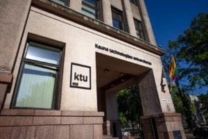 KTU centriniai rūmai su logotipu